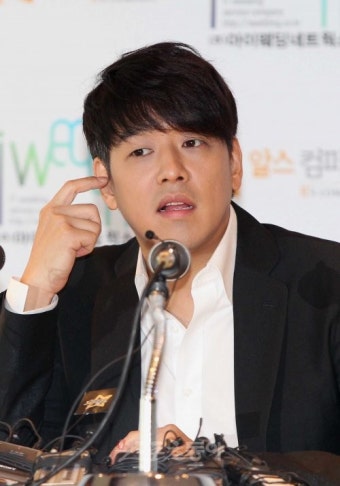[포토] 류시원 ‘10살? 9살차!…두 자리 나이차 안나요’