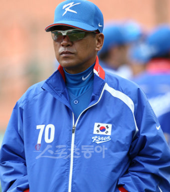 [런다운] 포수도 타격훈련 해야 하는데…조감독이 마스크 쓴 사연