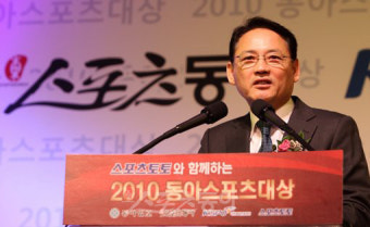 [포토] ‘2010 동아스포츠대상’과 선수들을 축하하러 온 유인촌 장관