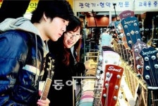 [수도권]통기타 붐 타고 찾아온 ‘낙원상가의 봄’