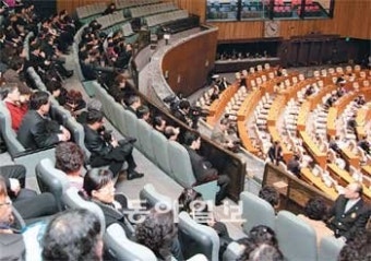 대정부질문 의원 출석체크… 계속 자리지킨 여야의원 13명뿐