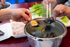 [허영만의 ‘자전거 식객’] 살짝 벌린 입 속 노란 속살…만리포 홍합, 봄바다를 삼켰네