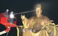“어∼ 시원하다” 목욕하는 세종대왕 동상