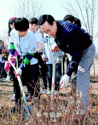 식목일 나무 심는 李대통령