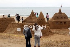 “여름 백사장이 불러요, 모래랑 놀아요”