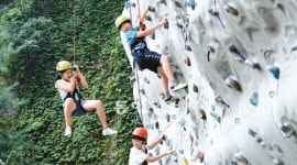 인공암벽 오르기… “앗, 떨어질라!”