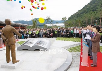[대구/경북]‘새마을운동 발상지’ 박정희 동상 서다