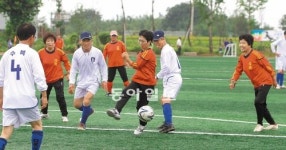 아줌마들 ‘벌떼 축구’… 이장 아저씨들 혼쭐