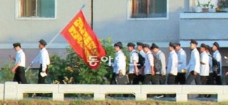 北 대학생들 아파트 건설 현장으로