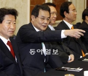 ‘박근혜 비대위장’엔 합의 했지만… “비대위, 재창당 역할만” vs “朴에 전권 줘야”
