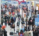 고향 대신 공항으로… 출국 인파