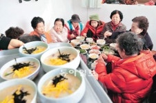 [광주/전남]저소득 노인에 사랑의 떡국