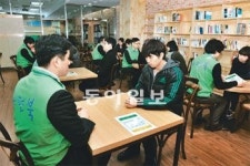 도서관서 대출 신청하니 책 아닌 사람이… 노원정보도서관 ‘휴먼라이브러리’