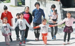 11남매 다둥이네, 함께 걸으면 꽉차는 골목길… 아이들이 행복 채워 주네요