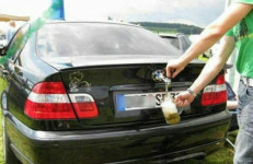 생맥주 콸콸 자동차, “아주 오래된 합성사진?”