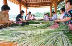 “시원한 왕골 돗자리 기대하세요”