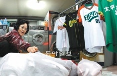 녹색그라운드 불 꺼지면 야구단 라커룸 터는 여자