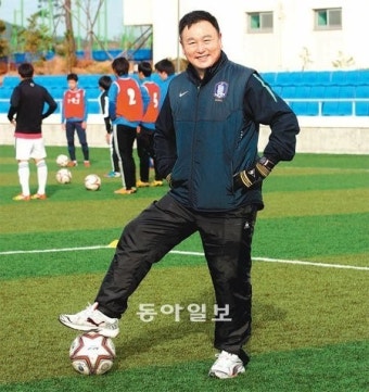 “유망주 키워 한국축구 틀 확 바꾸겠다” 히딩크와 손잡고 유소년 지도 허정무 감독