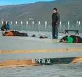 中무장경찰 500m 간격 깔려… 여관 갔더니 “기자 숙박금지”