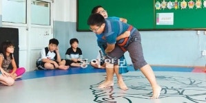 “한판 붙자!” 매트 위의 씨름 열풍