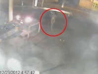 한밤 셀프주유소에 ‘란제리女’ 등장…CCTV에 ‘찰칵’