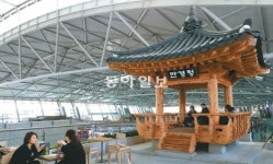한국의 멋 듬뿍… 인천공항 문화거리