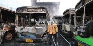 버스차고지 방화추정 화재… 38대 불타