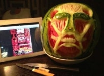 진격의 수박, 초대형 거인의 얼굴이 수박에… “섬세하네”