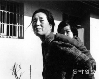 김지하 석방… 최고의 문학가 박경리 선생이 교도소 앞 마중