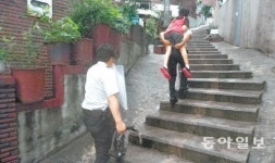 [窓]“경찰아저씨 덕에 언덕길 한숨계단 행복계단 됐어요”