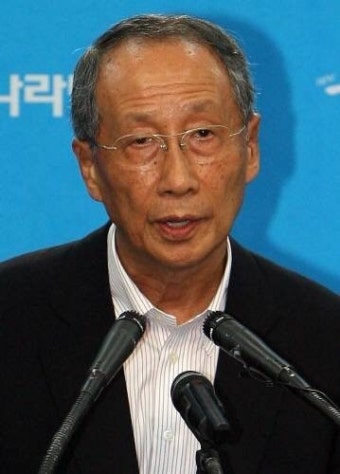 윤여준 “朴대통령 정치 잘못…헌법1조1항 잘 모르는듯”
