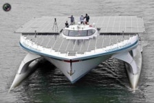 태양열 보트로 대서양 횡단···쓰레기도 자동수거