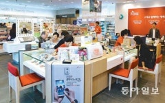 “어, 휴대전화-화장품을 함께 파네?” T월드-올리브영 결합매장 첫선