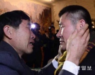 “행님아” “막내야”… 42년만에 얼굴 비빈 형제 눈물범벅
