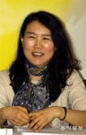 “오른손으론 평론쓰고 왼손으론 소설써요”