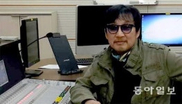 ‘들국화’ 멤버 최성원“환갑에 DJ 데뷔했습니다 허허”