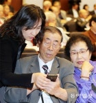 “어르신, 스마트폰 사용법 어렵지 않아요”
