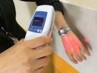 [헬스&뷰티]더 작고, 더 똑똑한 휴대용 의료기기… 눈에 보이지 않는 혈관까지 찾아줘