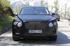 벤틀리 최초의 SUV, 주행 중 포착 “이대로라면”