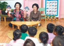 [수도권]떴다! 동화 할머니… 울던 아이도 뚝