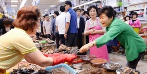 자갈치시장 찾은 朴대통령… 재보선이후 민생행보 재개