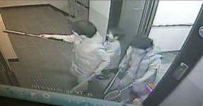 꼬마 3명이 ‘무기’들고 엄마 구하러…아파트 CCTV 보니