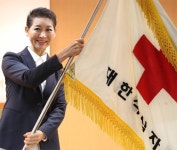 “보은인사? 적십자의 새 브랜드 만들겠다”