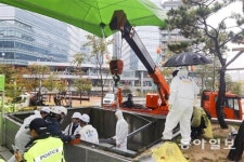 환풍구 받침대 끌어당기자 4분만에 ‘뚝’… 휘어져