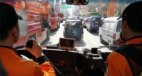 [시동 켜요 착한운전]사이렌 울리면 차량 좌우측 이동… 도로위 ‘모세의 기적’을