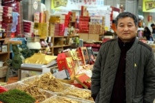 “김칫국물 자국을 서로에게…” 함민복 시인에게 ‘가족’을 묻다