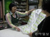 겨울옷 보관법… 세탁 후 커버 씌워놓으면 좀 생길 수 있다