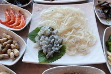 살 오른 부드러운 대게와 신선한 자연산 활어!