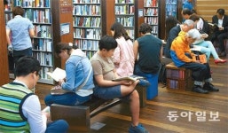 스마트폰으로 새 책 찰칵 거리낌없는 ‘지식 도둑질’