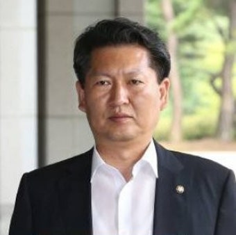 정청래 의원, 노무현 전 대통령 묘소 찾아 눈물 터뜨리며 잘 하겠습니다 속삭이다